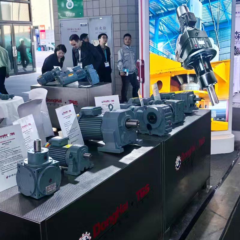 DM -serie Tung belastning Solid Shaft Helical Variable Speed ​​Gear Motor med broms